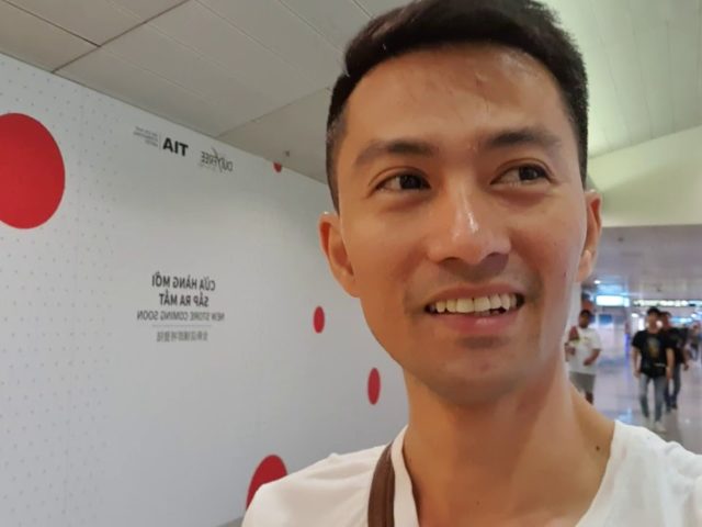 Về lại Việt Nam đi con. Đừng khởi nghiệp kinh doanh gì hết. Cực lắm. Để Ba Mẹ lo